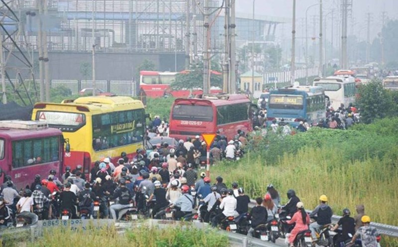 The entrance to Quang Chau Industrial Park ( Nenh Ward, Bac Ninh) has been jammed since early morning, photo taken in July 2025. Photo: Van Truong