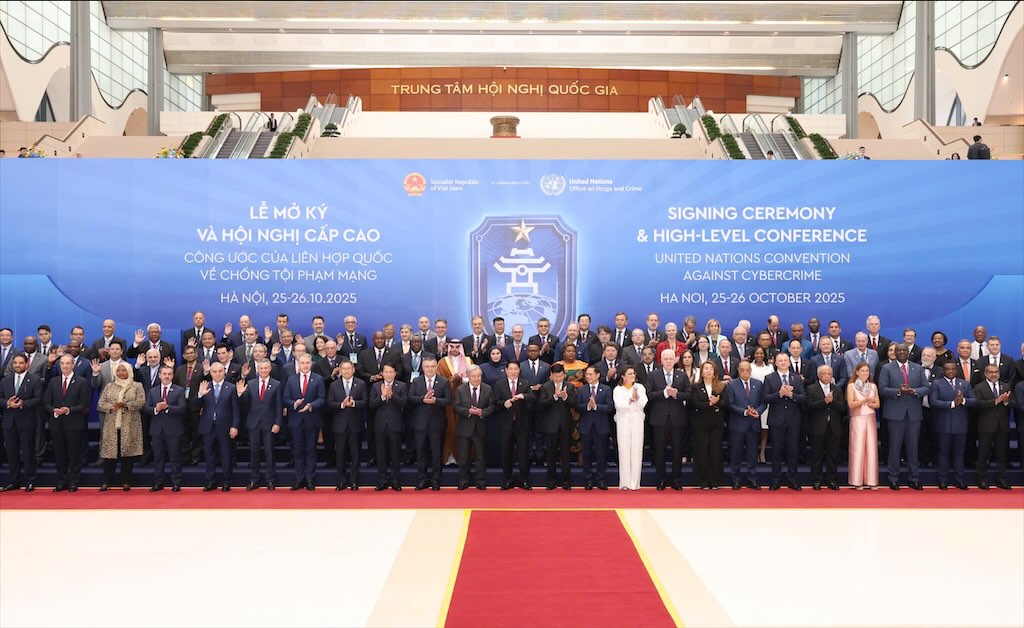 Cac dai bieu tham du Le mo ky va Hoi nghi cap cao Cong uoc Ha Noi chup anh chung. Anh: Hai Nguyen