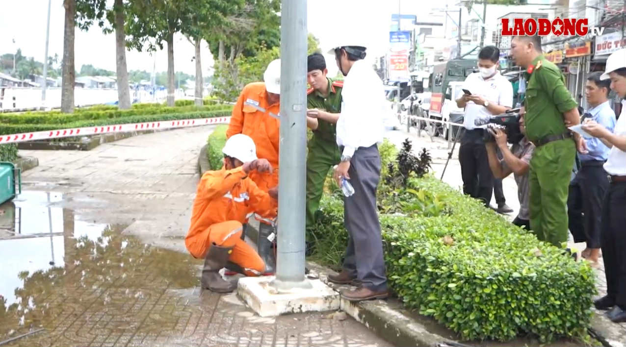 Lực lượng chức năng TP Cần Thơ kiểm tra hiện trường vụ tai nạn Ảnh: Tạ Quang