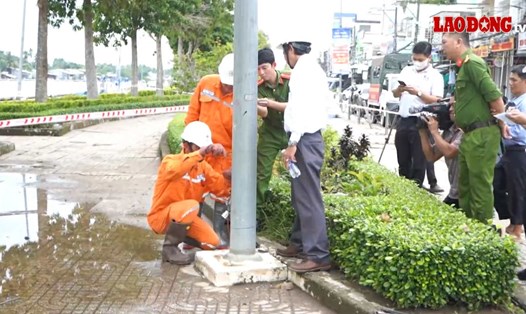 Lực lượng chức năng TP Cần Thơ kiểm tra hiện trường vụ tai nạn Ảnh: Tạ Quang