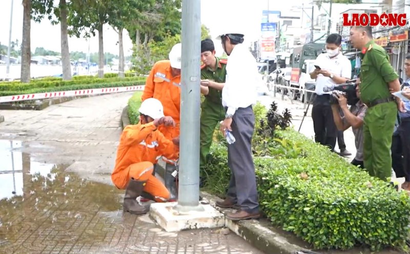 Las fuerzas funcionales de la ciudad de Can Tho inspeccionan la escena del accidente Foto: Ta Quang