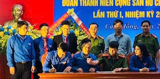 Members of the organizing model signed a commitment to effectively implement the "Digital Transformation Volunteer" model. Photo: Cam Hong Police