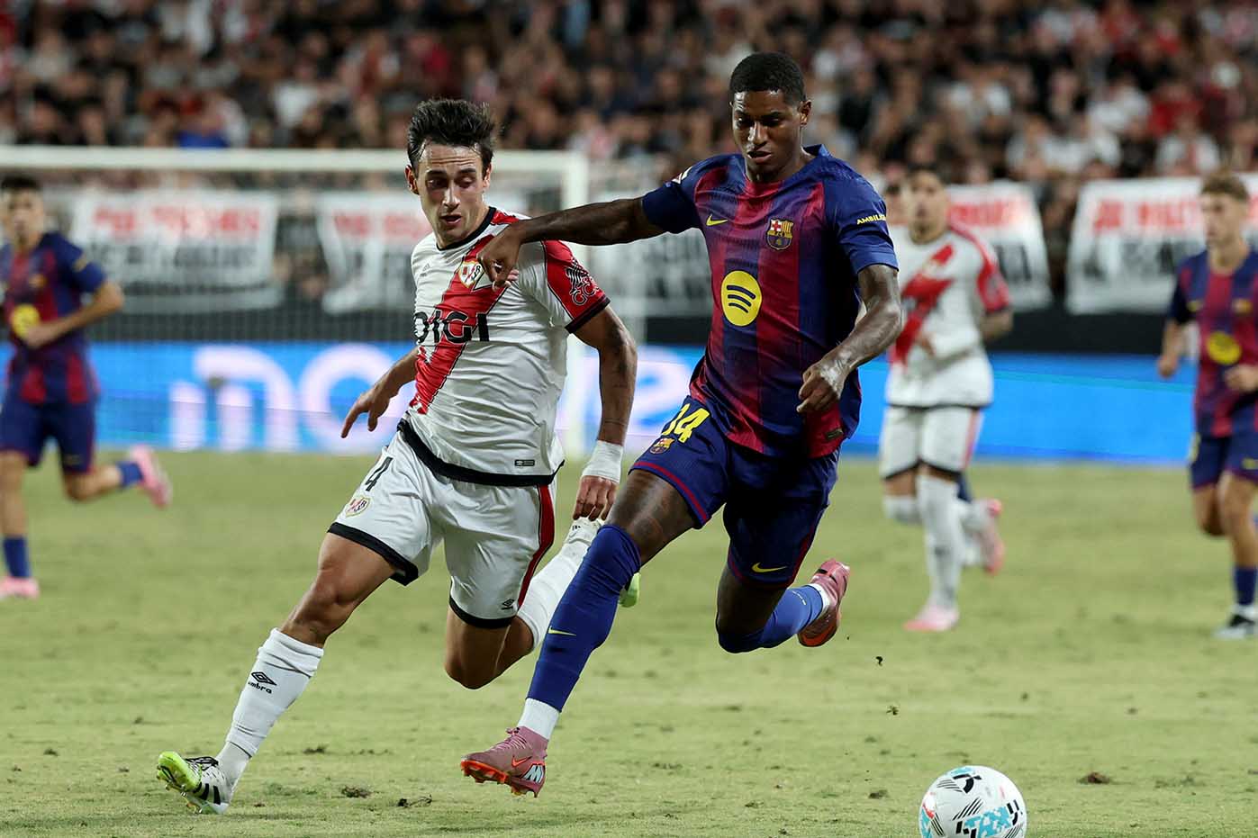 Marcus Rashford da nam bat thoi co tot de gianh vi tri tai Barcelona. Anh: AFP