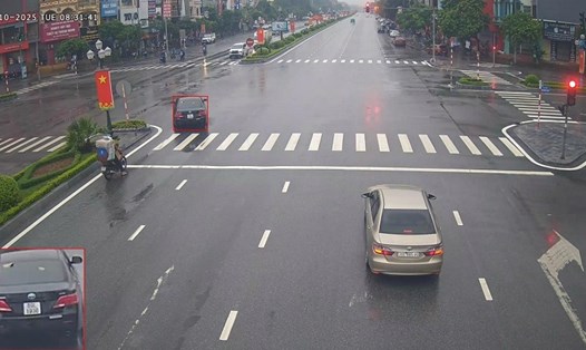 Công an phạt nguội lỗi vượt đèn đỏ. Ảnh: Công an Hưng Yên