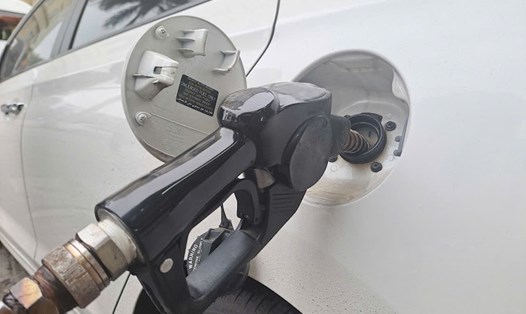 Giá xăng dầu đồng loạt giảm phiên cuối tuần. Ảnh: Hà Vy