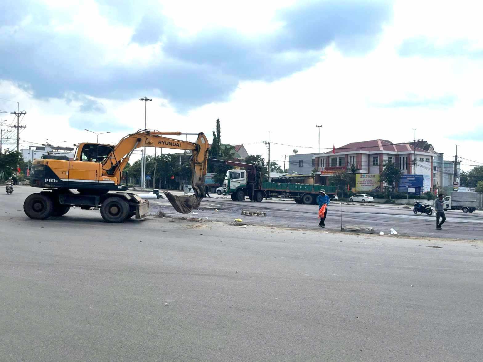 アンディエンのロータリーを解体します。写真: ディン・チョン