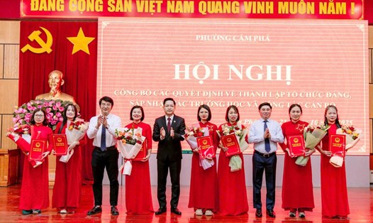 Phường Cẩm Phả trao quyết định thành lập và bổ nhiệm cán bộ các cơ sở giáo dục công lập trên địa bàn phường. Ảnh: Cổng thông tin phường Cẩm Phả