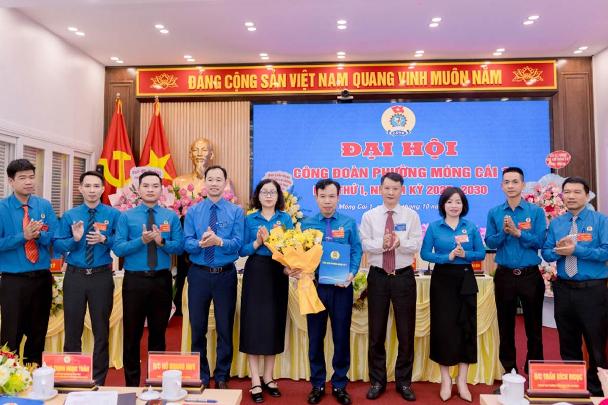 Leaders of the Party Committee, local government and the Provincial Federation of Labor presented flowers to congratulate the Executive Committee of the Mong Cai 1 Ward Trade Union, term 1, 2025 - 2030. Photo: Mong Cai 1 Ward Portal