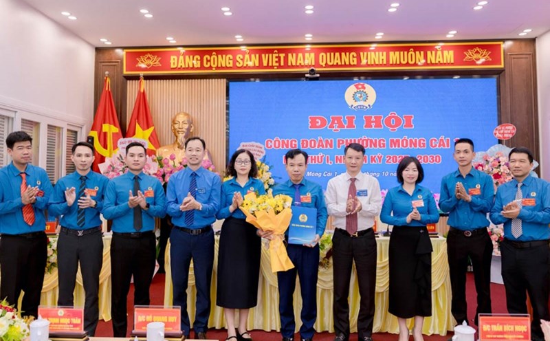 Leaders of the Party Committee, local government and the Provincial Federation of Labor presented flowers to congratulate the Executive Committee of the Mong Cai 1 Ward Trade Union, term 1, 2025 - 2030. Photo: Mong Cai 1 Ward Portal