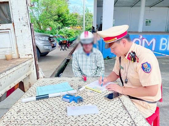 The police recommend that people comply with traffic to avoid being fined. Photo: Dong Nai Police