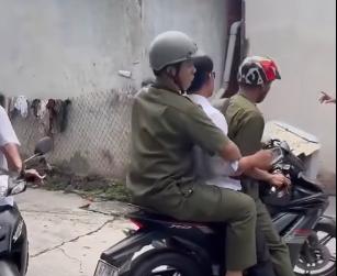 Thanh niên áo trắng (được cho là thầy giáo) bị tố dụ dỗ học sinh lớp 9 vào nhà nghỉ. Ảnh chụp từ video clip