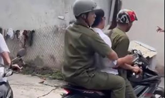 Thanh niên áo trắng (được cho là thầy giáo) bị tố dụ dỗ học sinh lớp 9 vào nhà nghỉ. Ảnh chụp từ video clip
