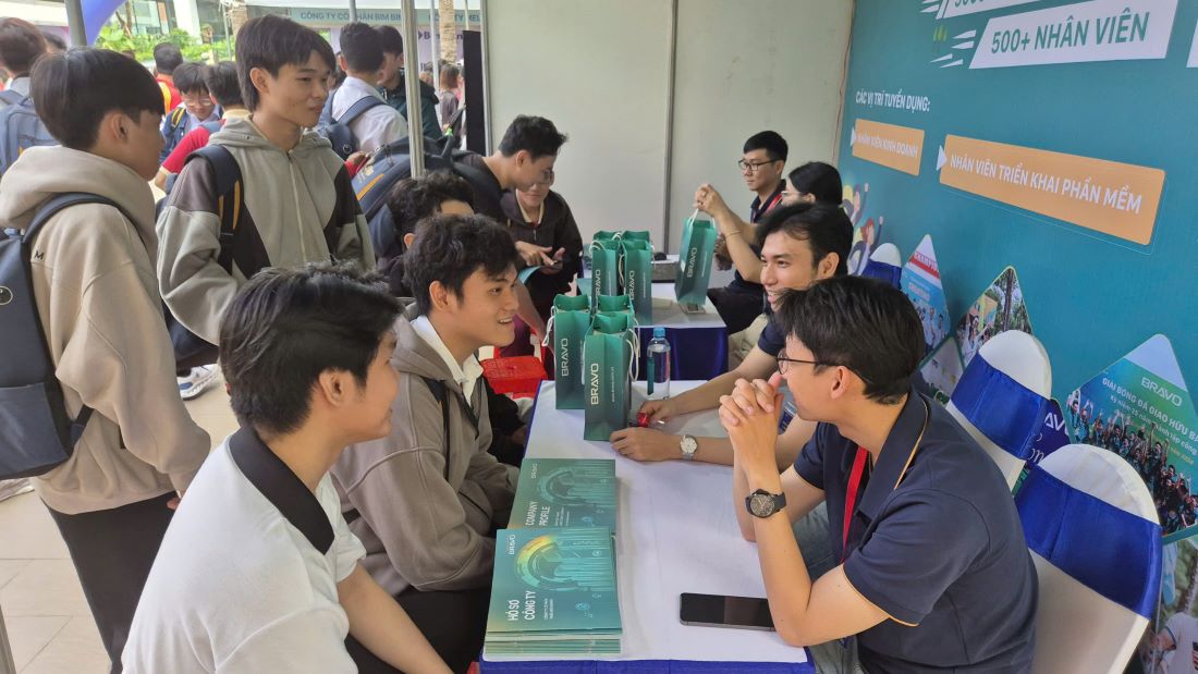 Hoc sinh, sinh vien gap go, trao doi voi cac doanh nghiep tai chuong trinh ngay hoi viec lam. Anh: Chan Phuc