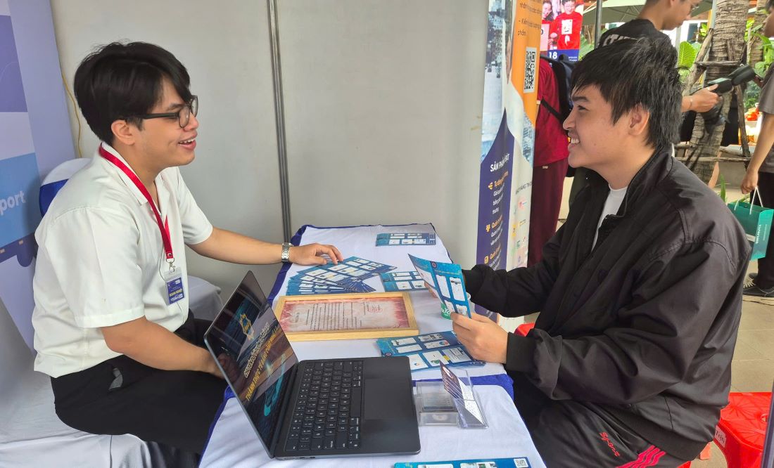 Sinh vien Nguyen Nguyen Minh Kha (bia phai) tham gia