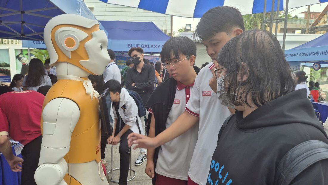 Chuong trinh ngay hoi viec lam co su tham du cua  hon 2.000 sinh vien, hoc sinh THPT. Anh: Chan Phuc