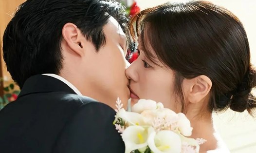 Jung So Min, Choi Woo Sik trong phim. Ảnh: Nhà sản xuất phim Hãy lấy em đi