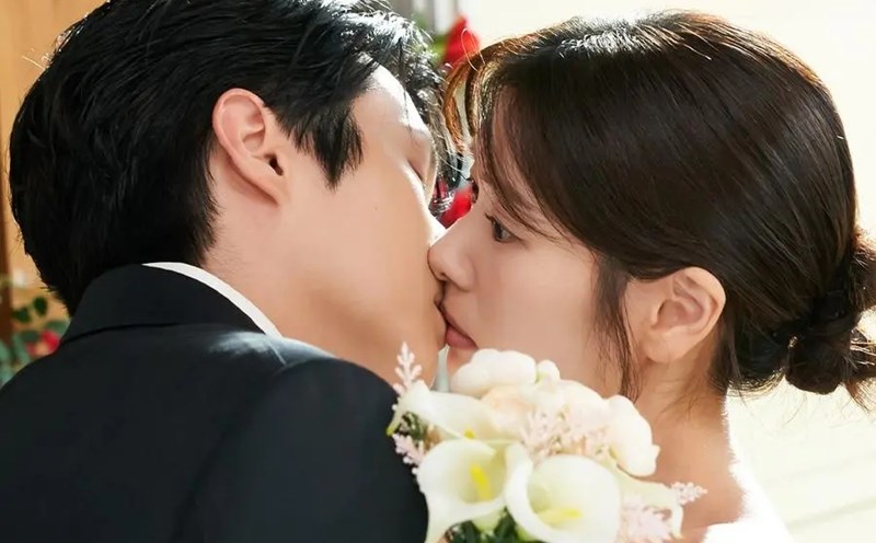 Jung So Min, Choi Woo Sik in the film. Photo: Film producer Take me away