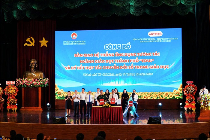 Ong Ngo Manh Hung- Giam doc Viettel Tp.HCM ky ban giao Supper App EDUi cung So Giao duc & Dao tao TP.HCM   