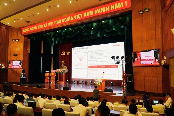 Viettel Tp.HCM trinh bay giai phap Supper App EDUi tai hoi nghi