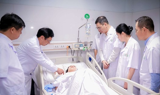Đoàn công tác của Bộ Y tế thăm hỏi, động viên điều dưỡng Nguyễn Thùy Trang của Bệnh viện Sản Nhi Nghệ An. Ảnh: Thành Chung