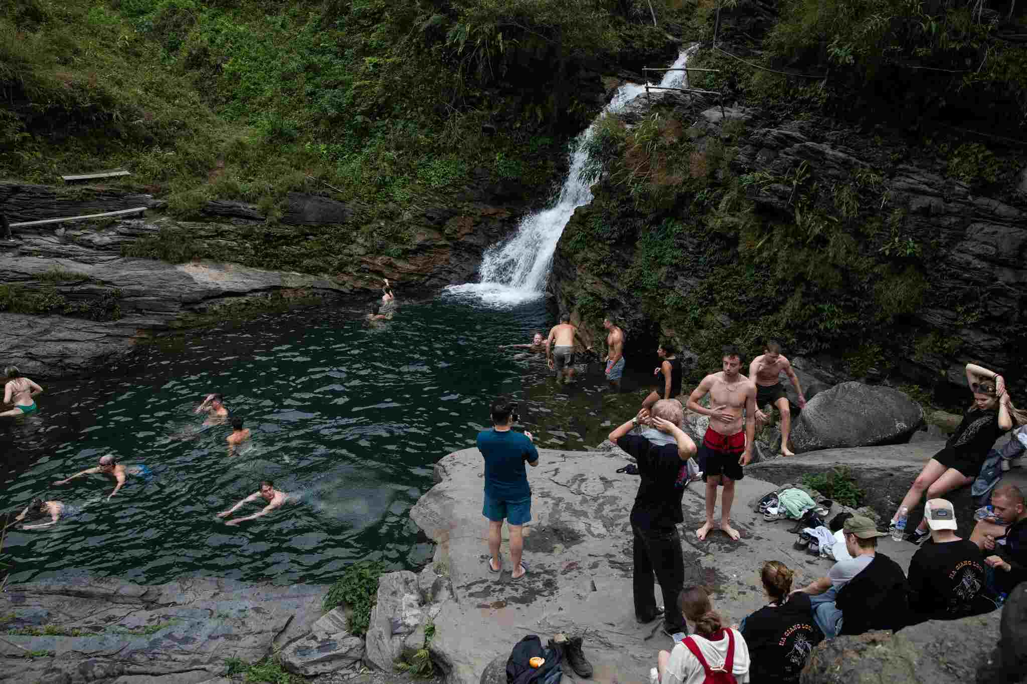 Khach Tay tam suoi o Du Gia, mot diem dung trong ngay cuoi cung cua tour Ha Giang Loop. Anh: Derek M. Norman/Nytimes