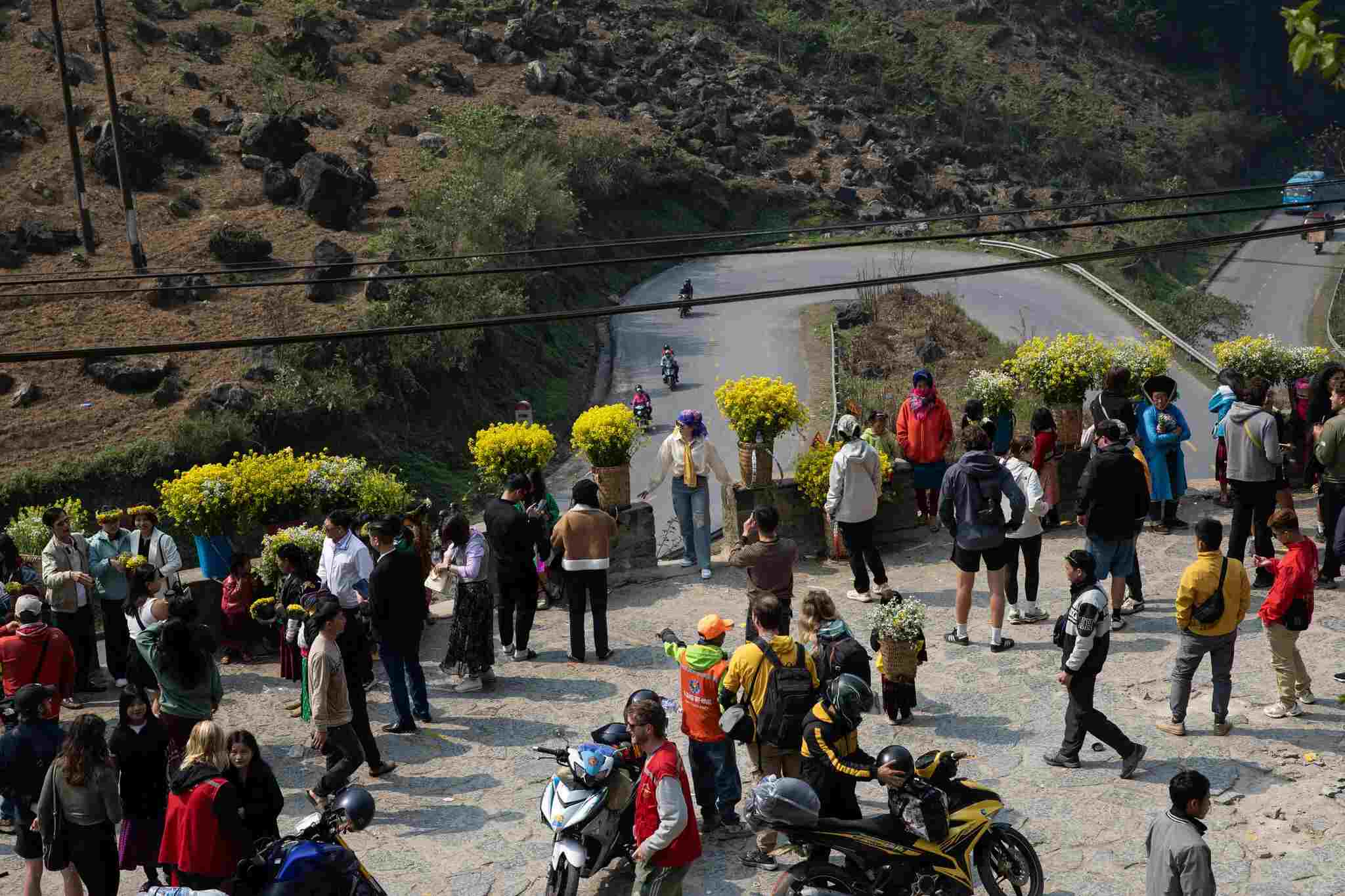 Du khach check-in o diem dung chan doc Tham Ma. Anh: Derek M. Norman/Nytimes