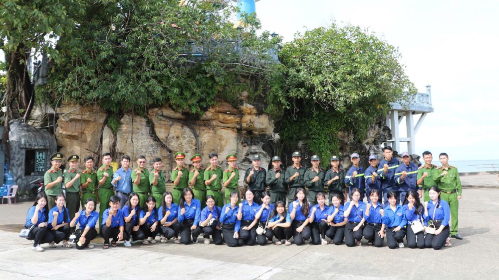 Tang cuong moi quan he phoi hop giua luc luong Cong an va to chuc Doan trong thuc hien nhiem vu bao dam an ninh trat tu, xay dung Phu Quoc tro thanh “Don vi kieu mau ve an ninh trat tu va van minh do thi”. Anh: Tien Dung