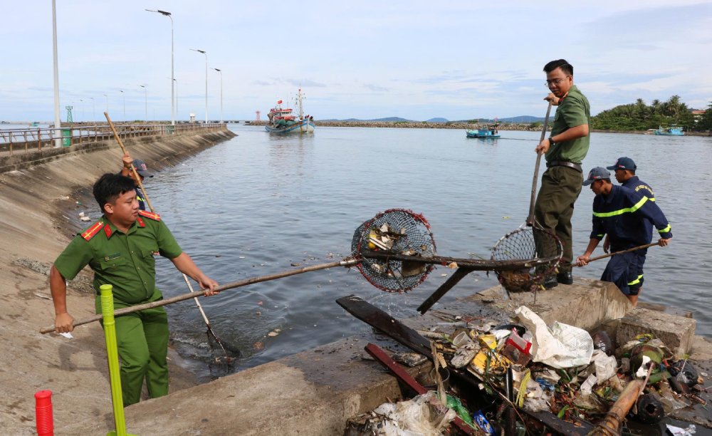 Fuerzas que participan en la limpieza ambiental y la renovacion urbana en el Parque Bach Dang zona especial de Phu Quoc. Foto: Tien Dung