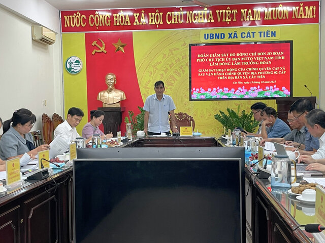 ラムドン省ベトナム祖国戦線委員会副委員長のボン・ヨー・ソアン氏がカティエンコミューン政府を監督する会議の議長を務めた。写真: チャン・ティン