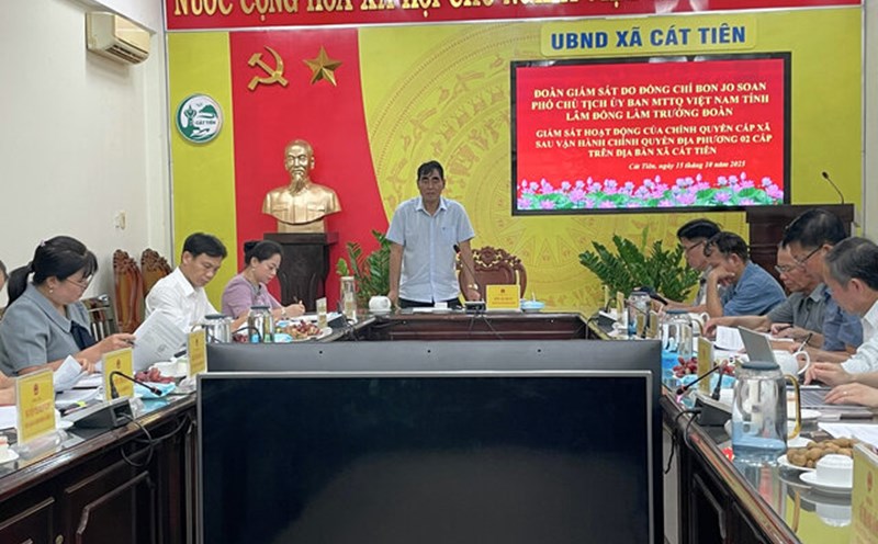 Mr. Bon Yo Soan - Vice Chairman of the Vietnam Fatherland Front Committee of Lam Dong province chaired the working session to supervise the government of Cat Tien commune. Photo: Chanh Tin