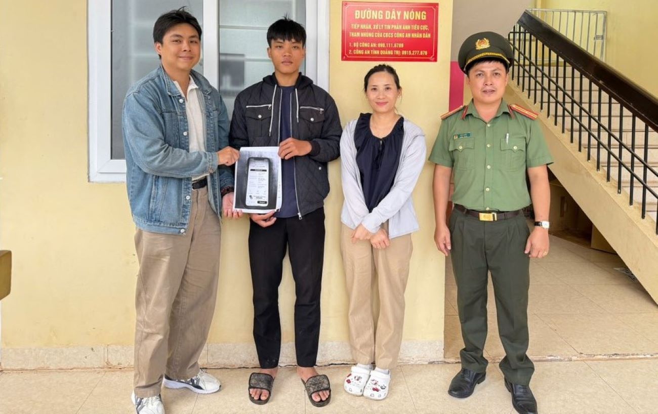 Mr. Ho Minh Khanh (2nd, from left) returned the money that the business had mistakenly transferred to his account. Photo: lia Commune Police