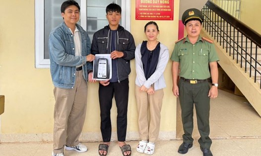 Anh Hồ Minh Khanh (thứ 2, từ trái sang) trả lại số tiền do doanh nghiệp chuyển nhầm vào tài khoản. Ảnh: Công an xã Lìa