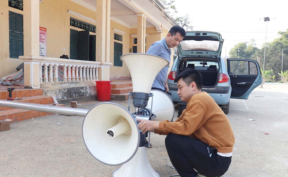 トゥエンクアンの草の根ラジオシステムは、情報貧困削減において重要な役割を果たしています。写真：P.