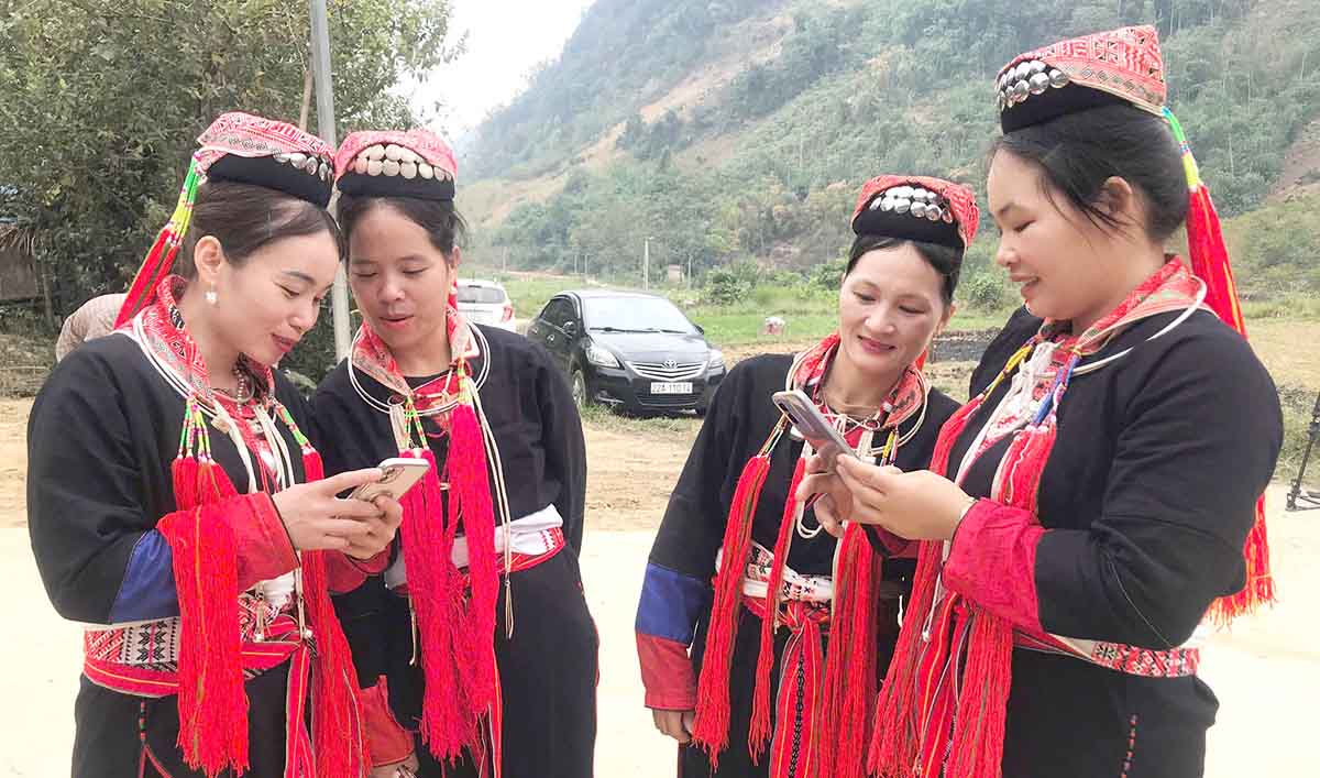 Zalo, mang xa hoi duoc tan dung de tuyen truyen ve giam ngheo, huong dan phat trien kinh te tai Tuyen Quang. Anh: PV.