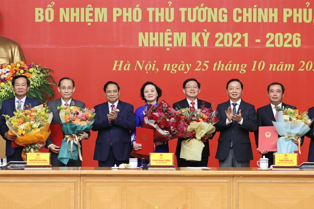 Politburo member, Prime Minister Pham Minh Chinh and Deputy Prime Minister Tran Hong Ha presented the decision and presented flowers to the Deputy Prime Ministers and Ministers. Photo: VGP/Nhat Bac
