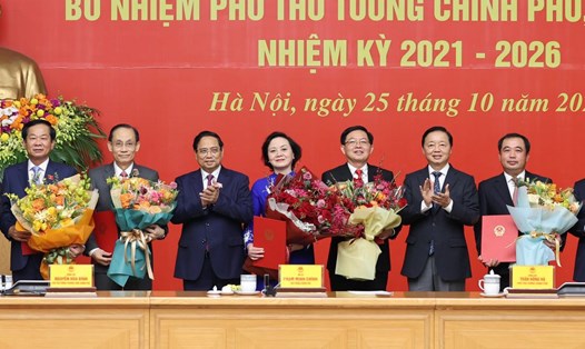 Ủy viên Bộ Chính trị, Thủ tướng Chính phủ Phạm Minh Chính và Phó Thủ tướng Chính phủ Trần Hồng Hà trao quyết định, tặng hoa cho các Phó Thủ tướng và Bộ trưởng. Ảnh: VGP/Nhật Bắc