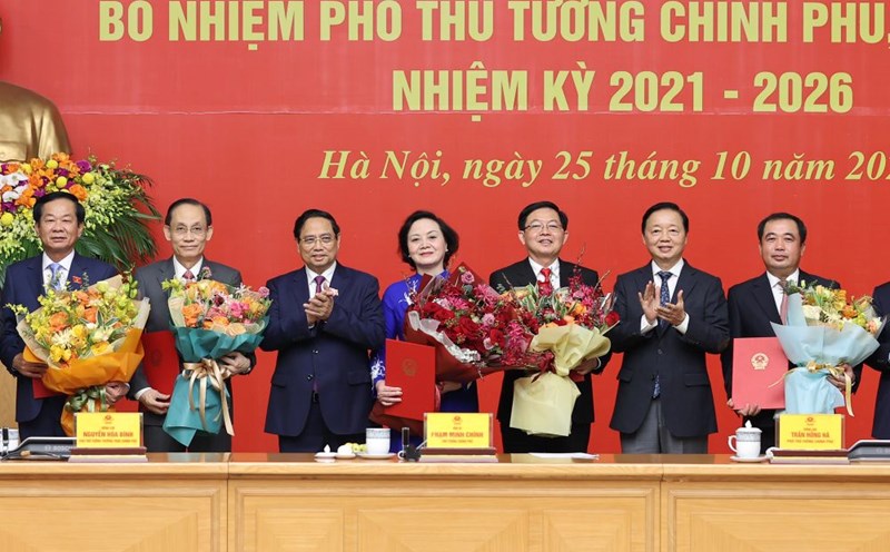 Politburo member, Prime Minister Pham Minh Chinh and Deputy Prime Minister Tran Hong Ha presented the decision and presented flowers to the Deputy Prime Ministers and Ministers. Photo: VGP/Nhat Bac