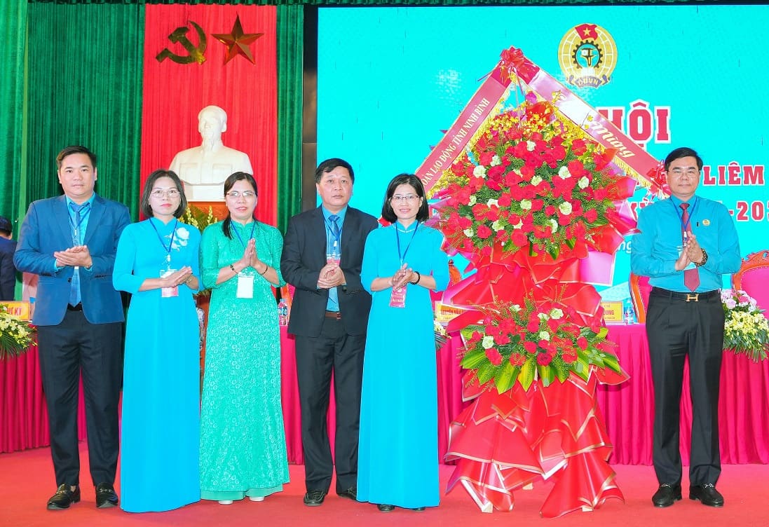 Dai dien lanh dao LDLD tinh Ninh Binh tang hoa chuc mung Dai hoi. Anh: Nguyen Truong