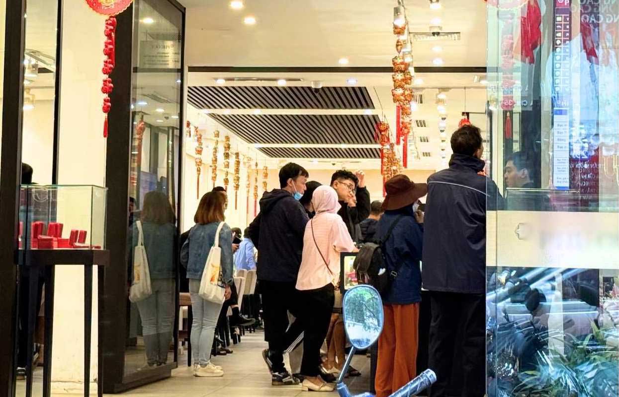 Ngay 25.10, nhieu nguoi den cua hang vang bac da quy tai Ha Noi de mua bac. Anh: Phuong Anh