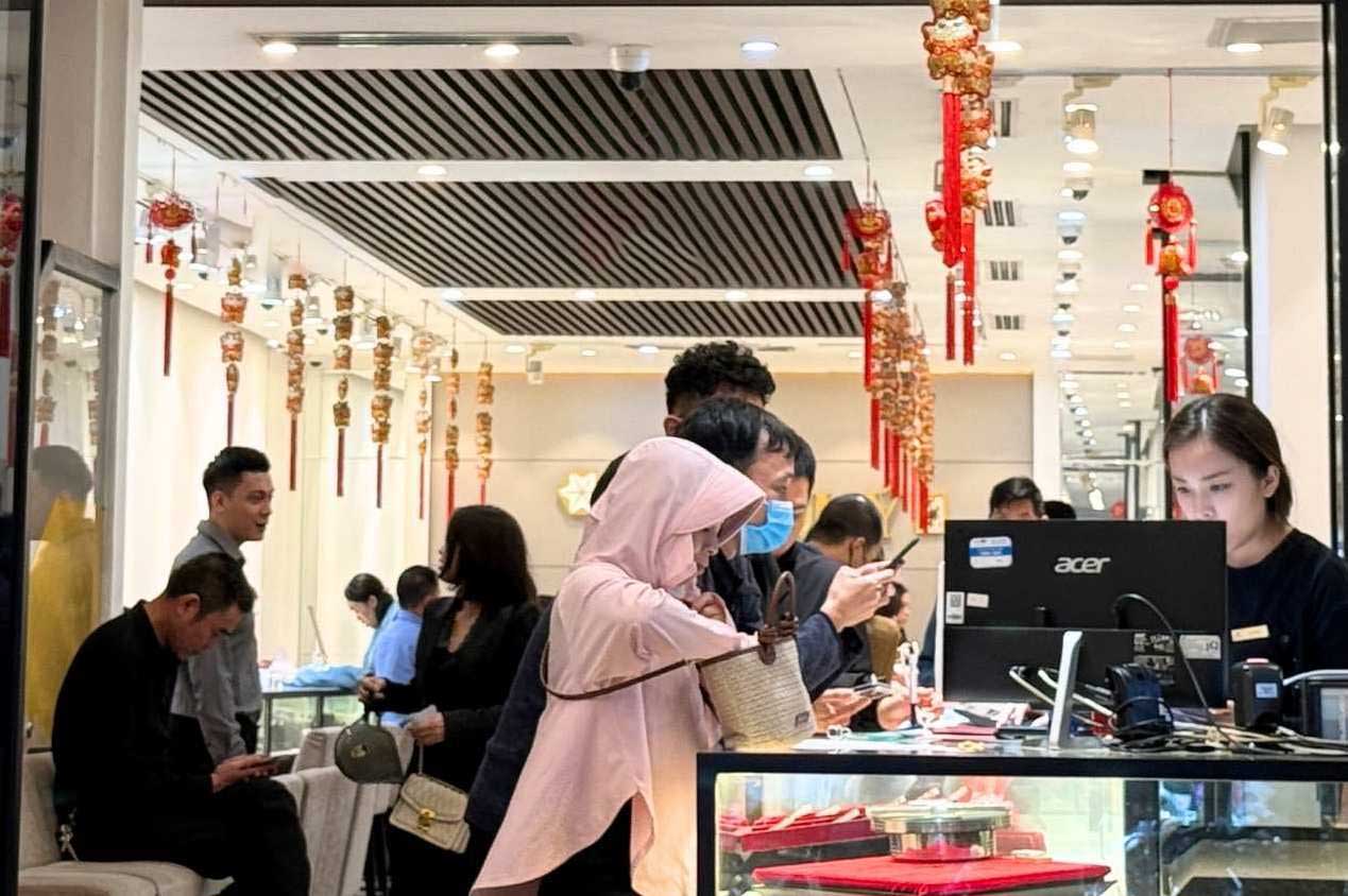 Gan day, nhieu nguoi co xu huong dau tu bac, cac cua hang kinh doanh tap nap khach giao dich. Anh: Phuong Anh