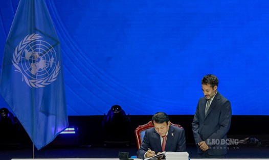 Bộ trưởng Công an Việt Nam Lương Tam Quang ký Công ước của Liên Hợp Quốc về chống tội phạm mạng. Ảnh: Hải Nguyễn