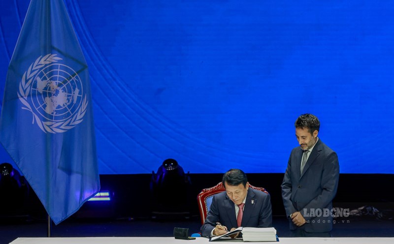 Vietnamese Minister of Public Security Luong Tam Quang signed the United Nations Convention against Cybercrime. Photo: Hai Nguyen