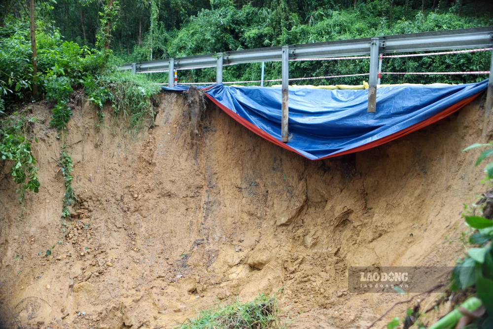 The scene of the negative slope landslide threatening National Highway 49. Photo: Nguyen Luan