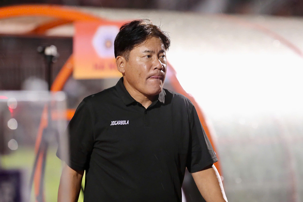 Ong Makoto Te la nguoi dau tien roi “ghe nong” tai V.League. Anh: Thanh Vu