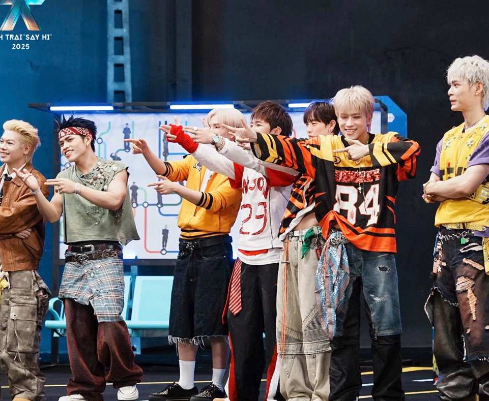 Dan anh trai trong chuong trinh. Anh: VieON.