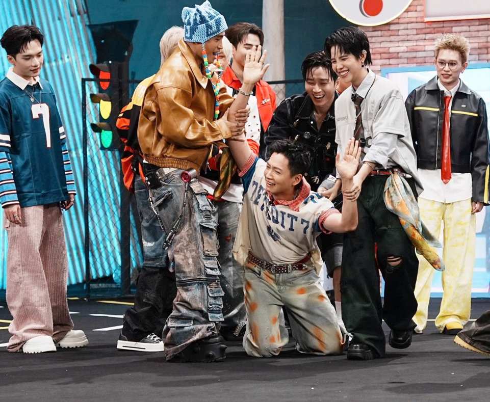 Say hi brother Ngo Kien Huy (in the middle) is currently ranked No. 1. Photo: VieON.