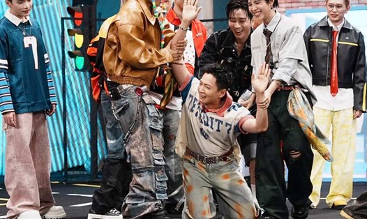 Anh trai say hi Ngô Kiến Huy (ở chính giữa) đang xếp top 1. Ảnh: VieON.