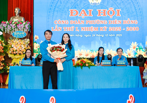 Ba Chau Hong Nhi giu chuc vu Chu tich Cong doan phuong Dien Hong. Anh: Thanh Tuan