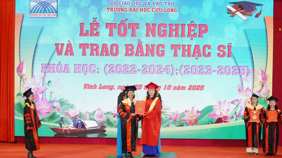 224 students received master's degrees in Literature, Engineering Technology, Management, Finance and Law at Mekong University. Photo: Van Do