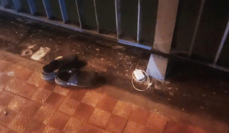 Items left by the victim before jumping off Tran Phu bridge, Nha Trang ward. Photo: Khanh Hoa